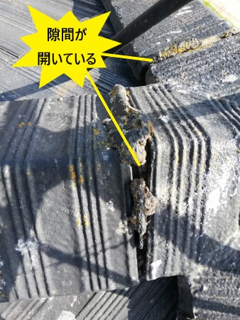 セメント瓦がズレて隙間が開いている　地震の影響
